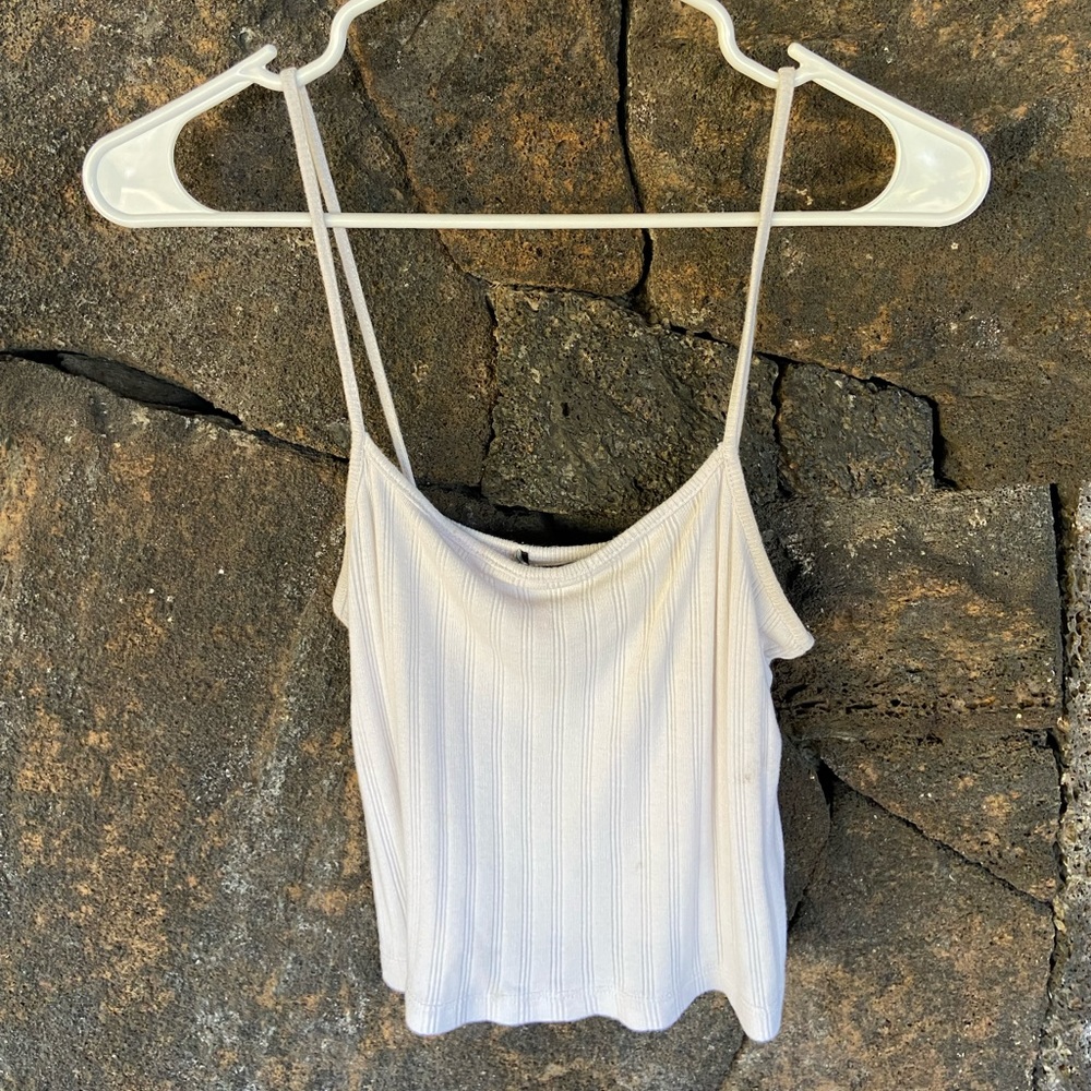 Super cute white tank top☁️🕊